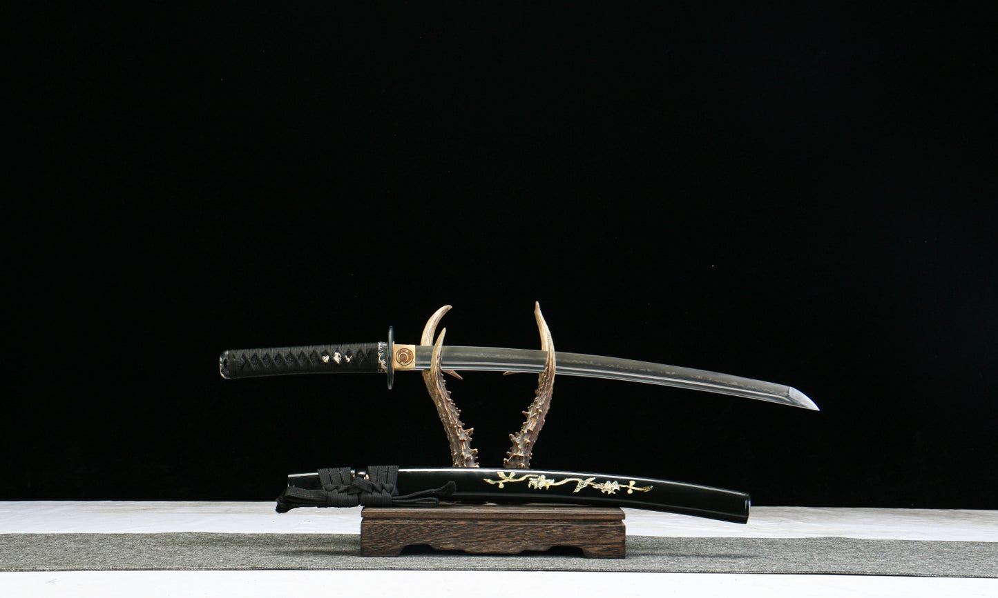 "Golden Scale" Hand-Forged Katana - 22" Clay-Tempered Blade | Gold/Silver Fittings & Mother-of-Pearl Saya | No.3850Hand-forged katana