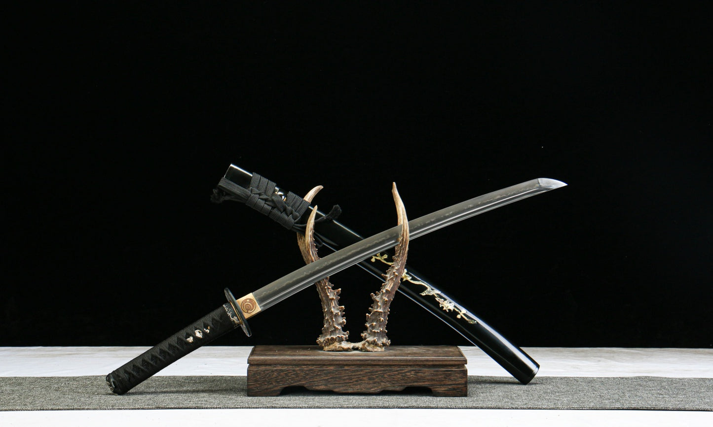 "Golden Scale" Hand-Forged Katana - 22" Clay-Tempered Blade | Gold/Silver Fittings & Mother-of-Pearl Saya | No.3850Hand-forged katana