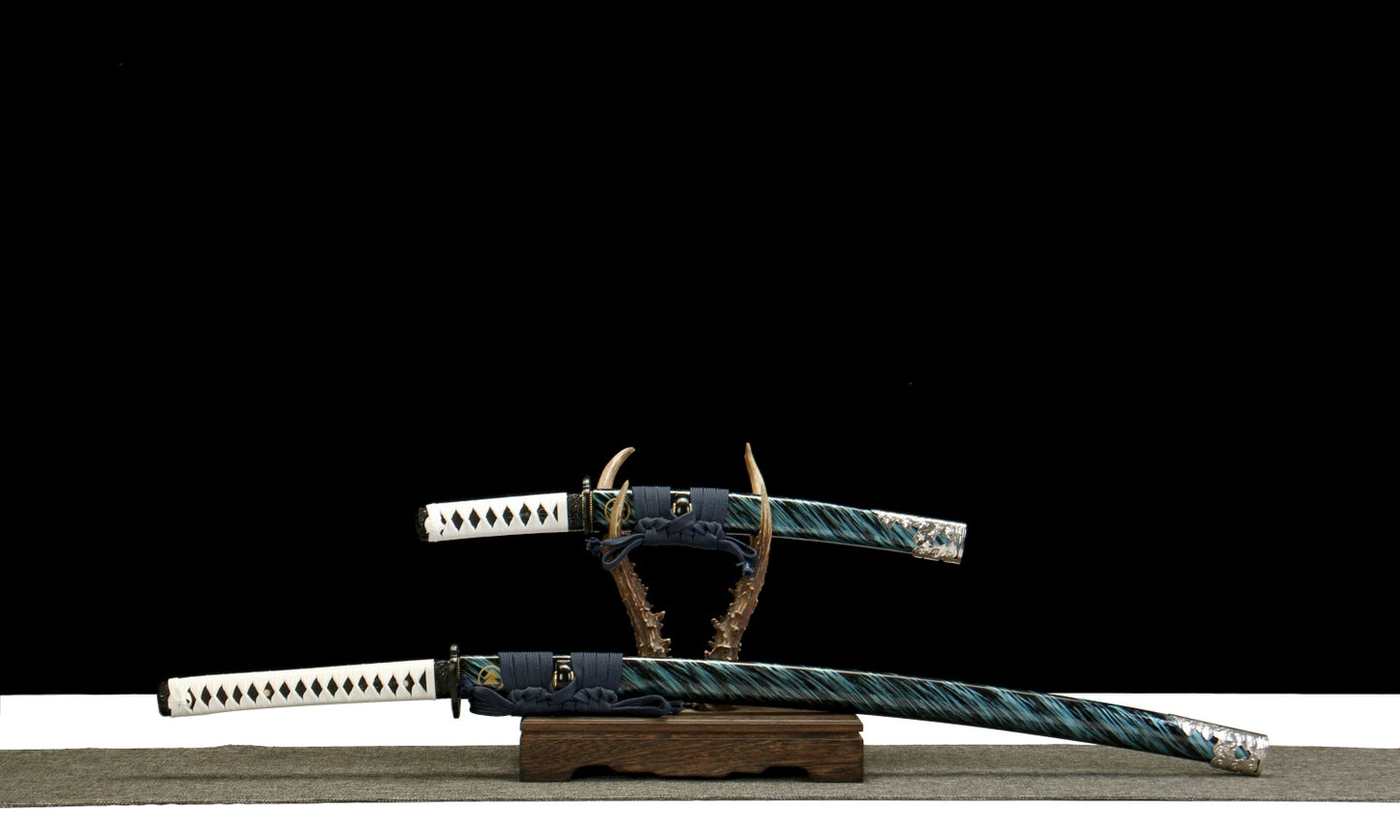 Ghost of Tsushima Inspired Katana (Clay Tempered) - T10 Steel with Oil Quenching, Blue Bark Wood Saya & Zinc Alloy Fittings, Collector's Set,Battle-ready katana