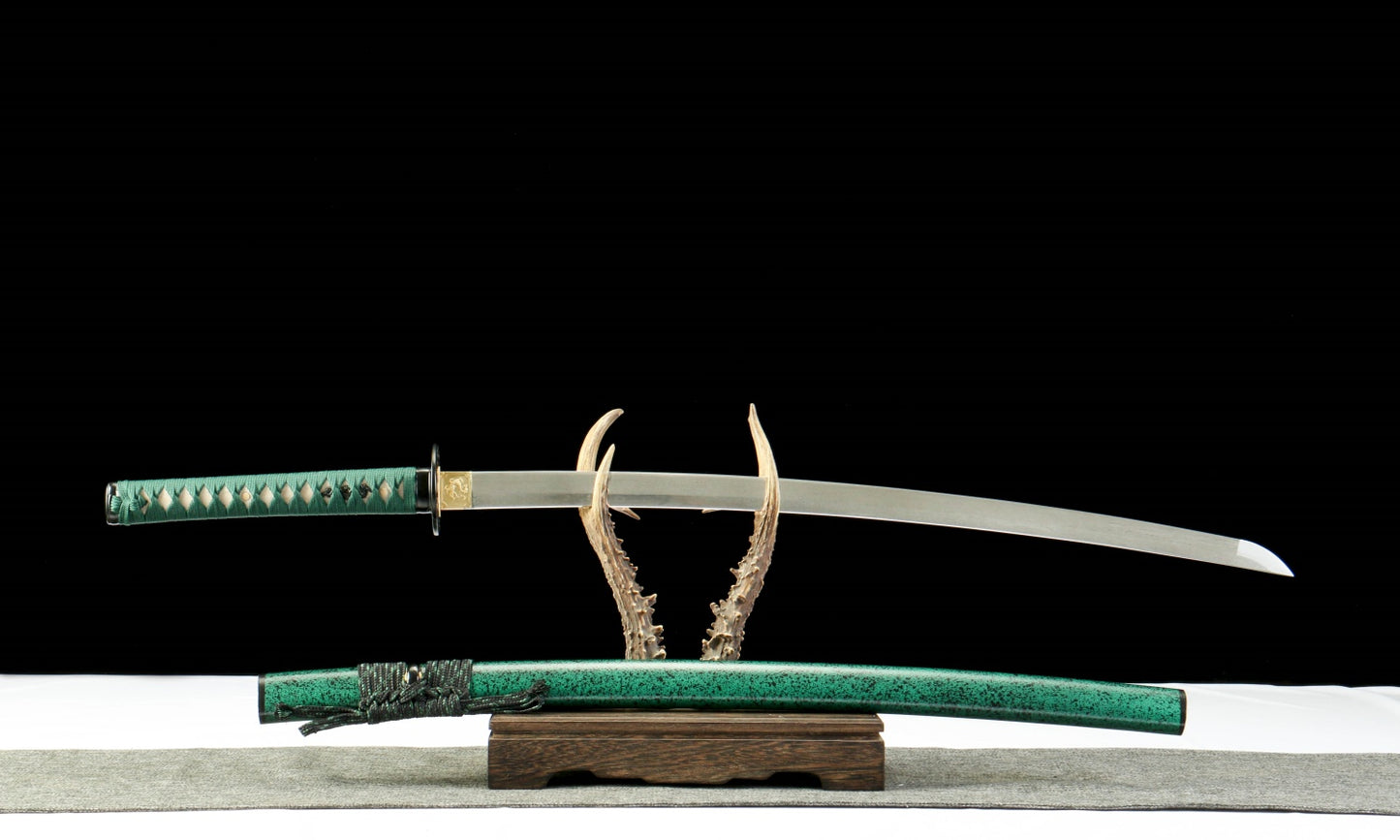 "Azure Ripple" Clover Damascus Katana | Iron Fittings & Genuine Ray Skin Handle | Hand-Forged No.670Battle-ready katana