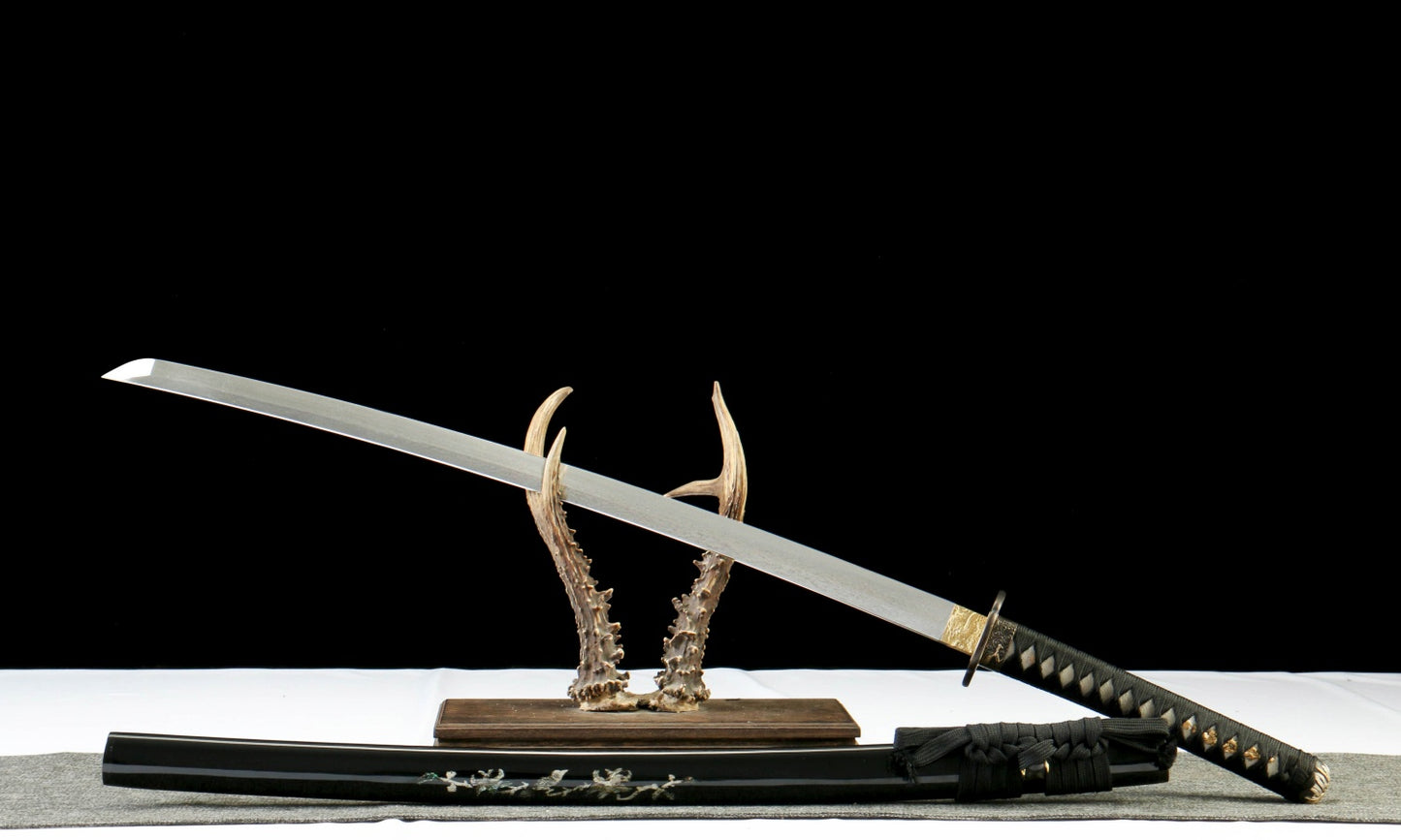 "Hunting Sword" Damascus Katana - 28.3" Clover Pattern Blade | Gold/Silver Plated Fittings | Premium Horn & Shell Saya | Limited Edition No.1410,Hand-forged katana